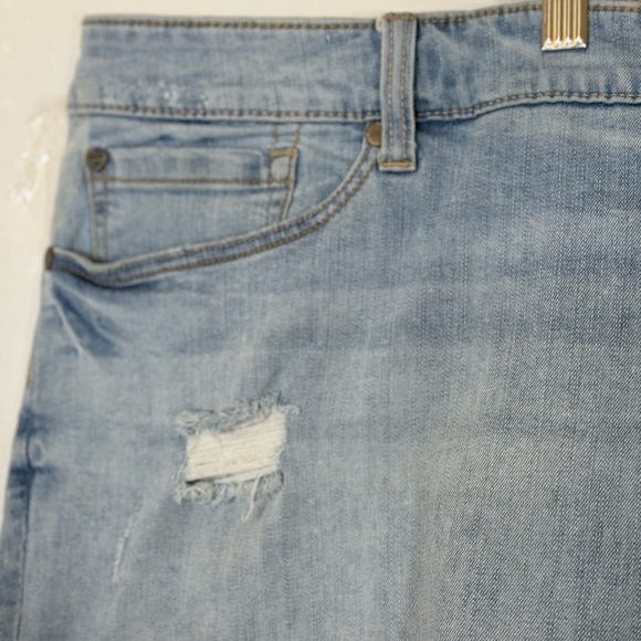 TORRID Perfect Vintage Stretch Mid-Rise Bermuda Boyfriend Short-Light Wash - Picture 4 of 10